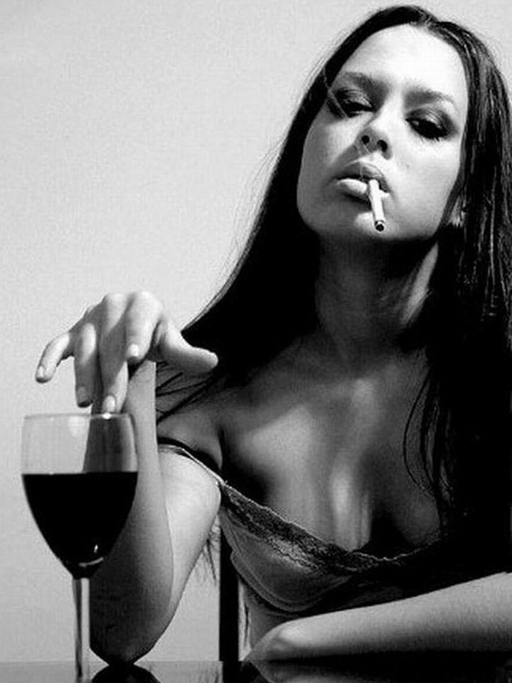 картинка Курящая и бокал вина