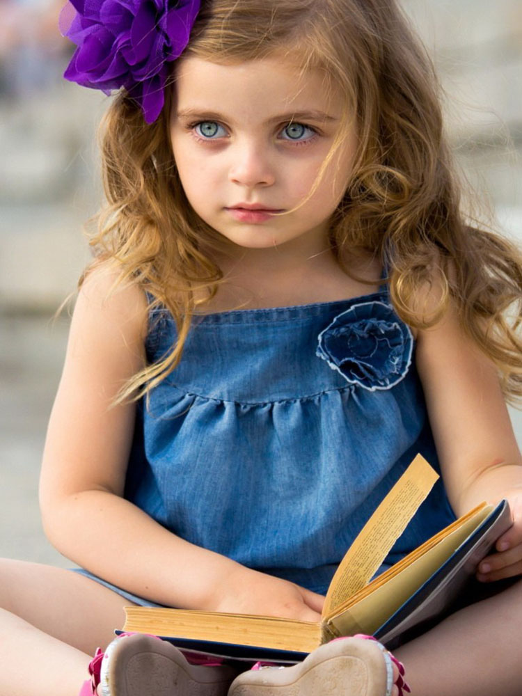 Скачать картинку Девочка с книгой