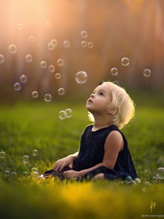 Светлая девочка и мыльные пузыри