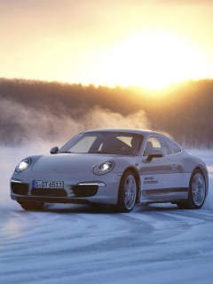 Porsche, дрифт на снегу при закате