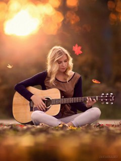 Девушка с гитарой на осеннем закате