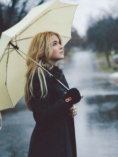 Девушка под зонтом в хмурую погоду