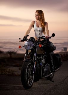 Рыжая девушка на мотоцикле