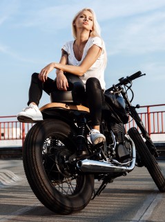 Блондинка на мотоцикле с большими губами