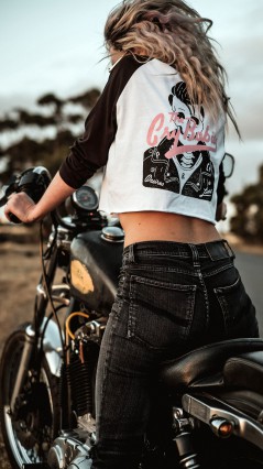 Девушка на мотоцикле сзади
