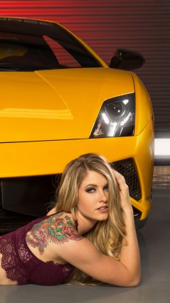 Блондинка у желтой машины