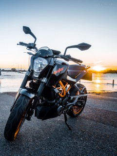Мотоцикл на закате и воды