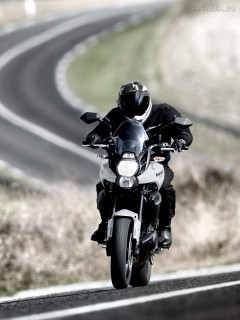 Мчаться на мотоцикле по шоссе