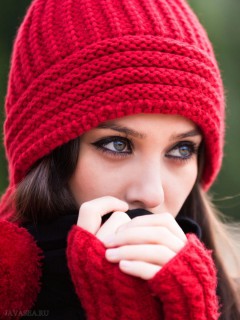 Девушка в вязаном (красном)