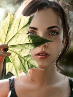 Девушка и лист клёна
