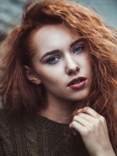 Девушка с рыжими, вьющимися волосами