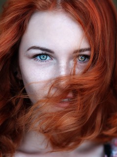 Рыжая с волосами на лице