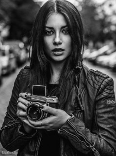 Девушка на улице со старым фотоаппаратом