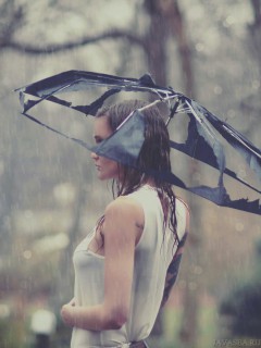 Девушка с разорванным зонтом