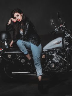 Девушка на мотоцикле с грустными глазами