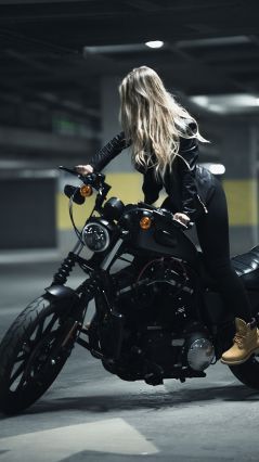 Девушка на мотоцикле на подземной парковке