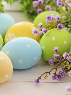 Пасхальные яйца и цветочный декор