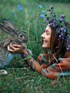 Девушка и кролик (на траве)