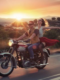 С девушкой на мотоцикле при закате
