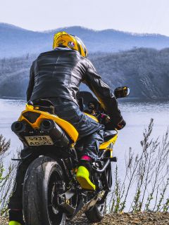 Мотоциклист у воды