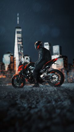 Мотоциклист за городом в дождь
