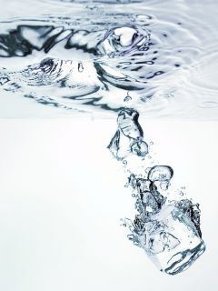Кубик льда в воде