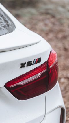 Задний черный значок с логотипом BMW X6M зимой