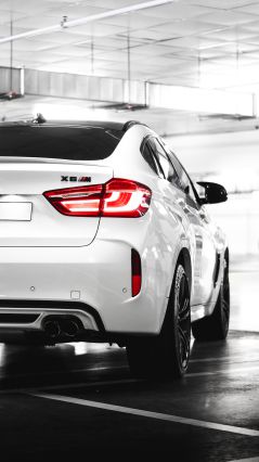 Белый BMW X6M Вид сзади