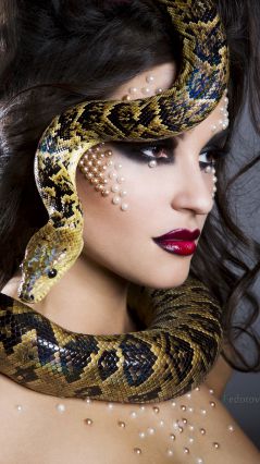 Девушка со змеёй на голове