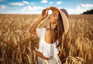 Скачать картинки девушки и пшеничное поле на телефон
