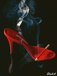 Женская туфелька и сигарета