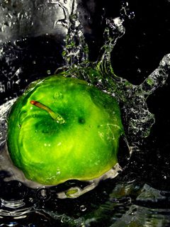 Яблоко в воде