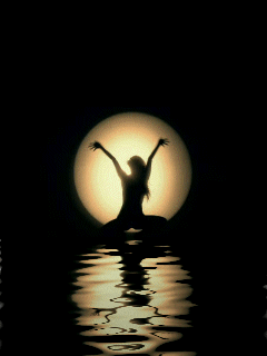 Танцующая девушка на фоне луны
