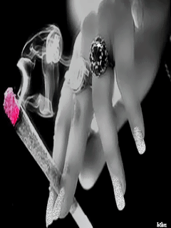 Рука и сигаретный дым