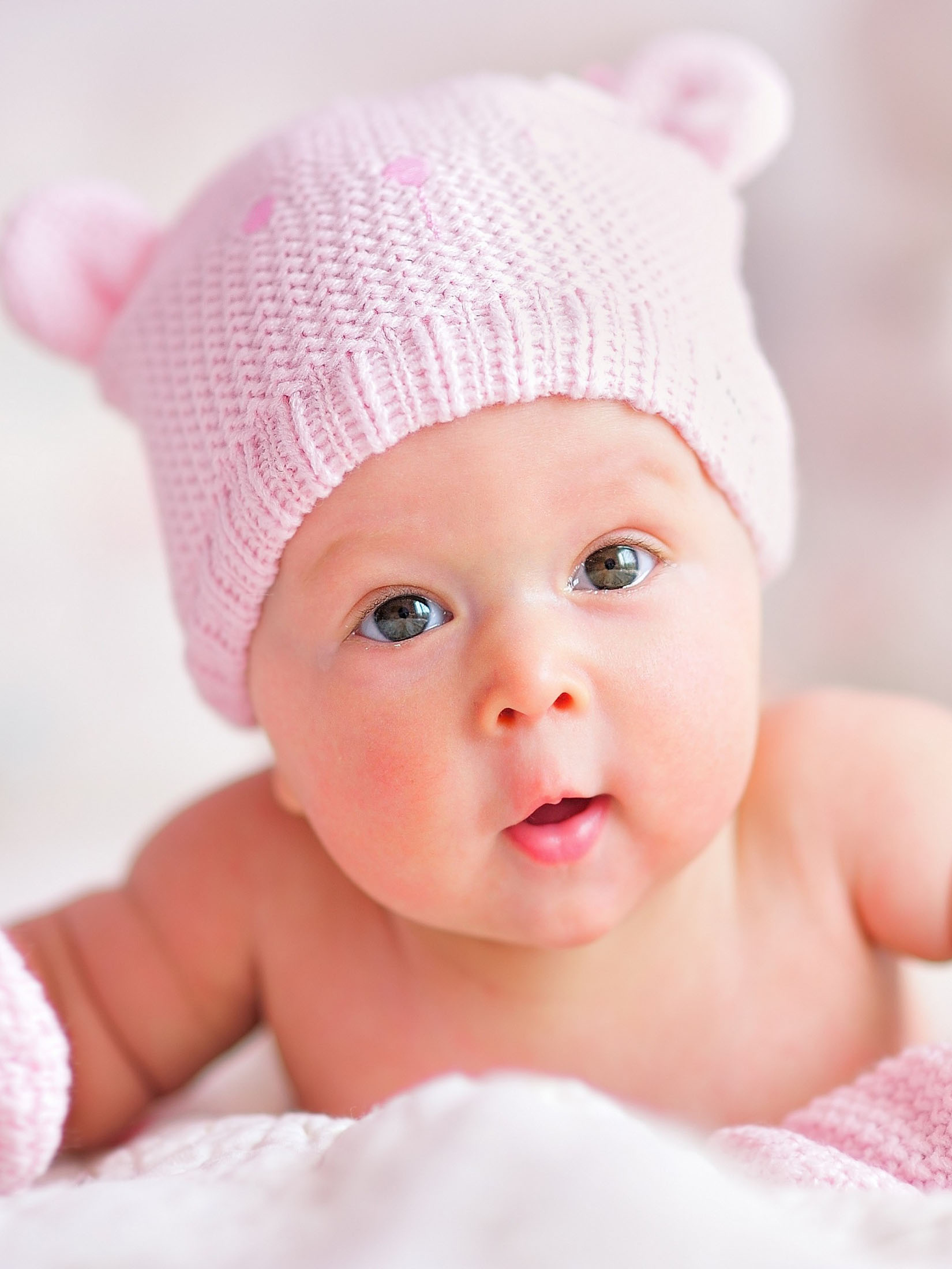 Малыш в розовой шапочке