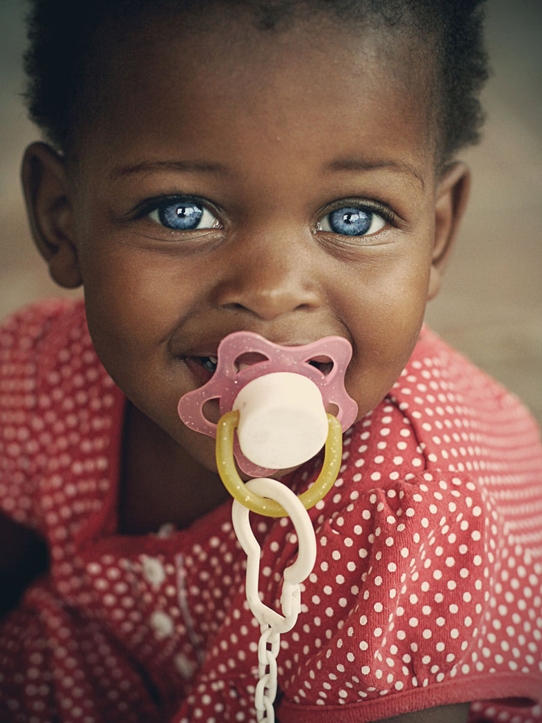 Малыш с голубыми глазами и соской