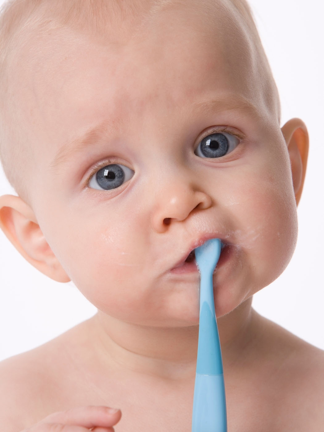 Чистка зубов малыша