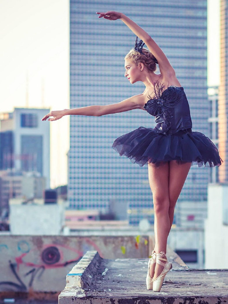Скачать картинку Балерина на крыше