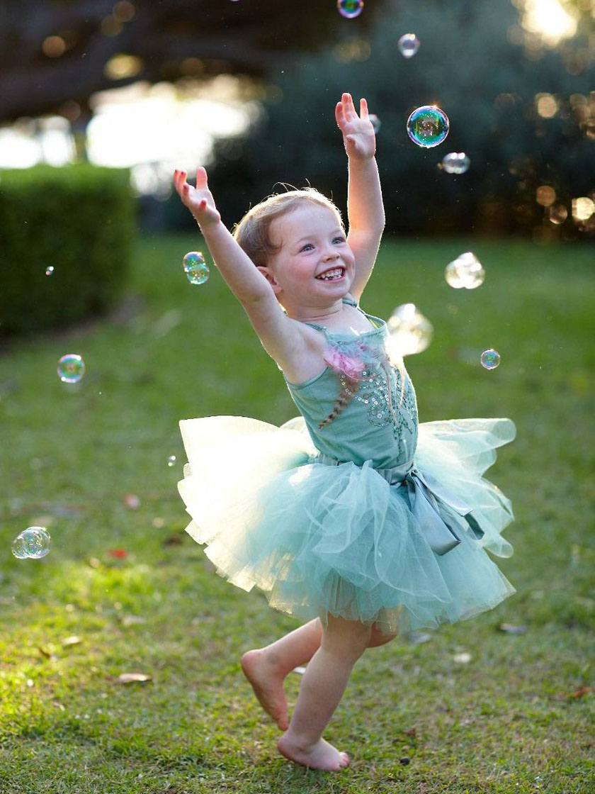 Счастливый ребенок и мыльные пузыри