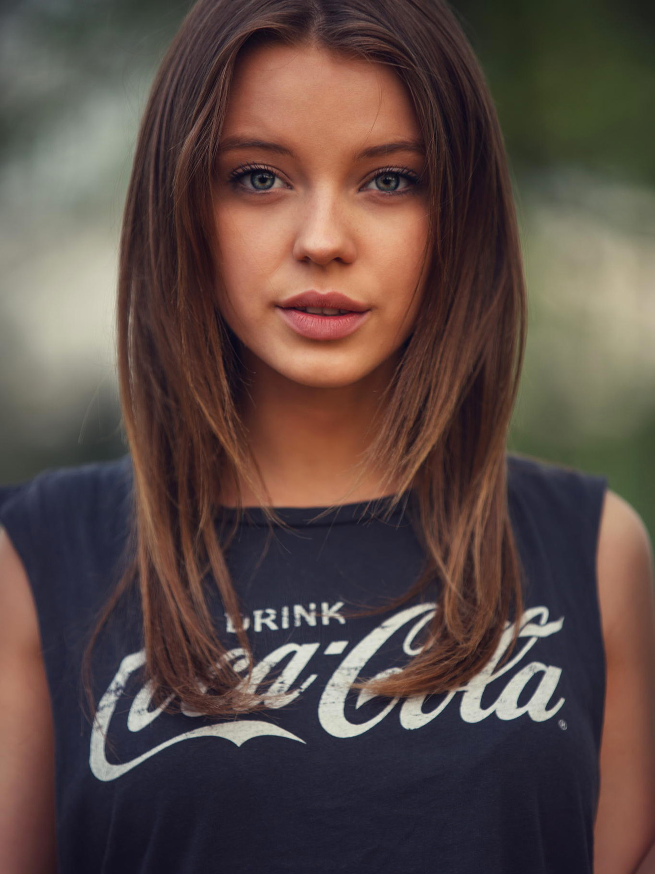 Девушка в майке Coca-Cola