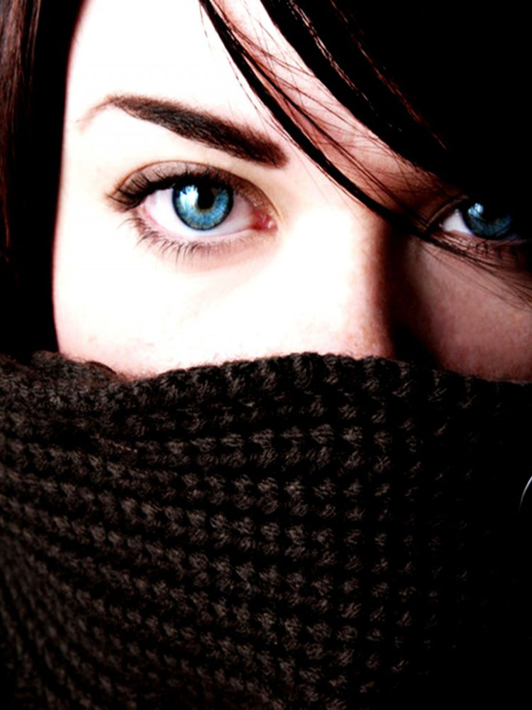 Женские глаза, шарф