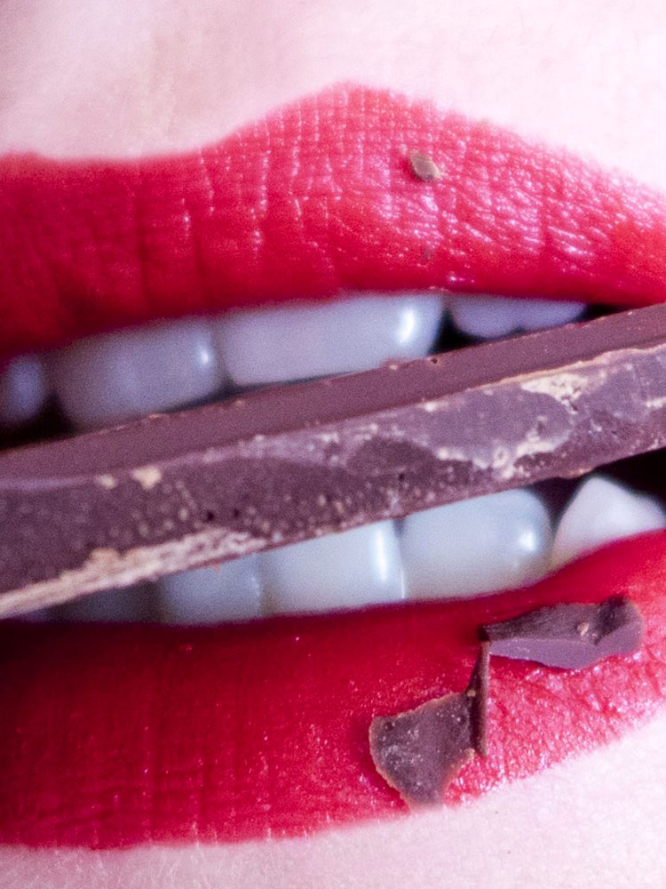 Шоколадка в зубах