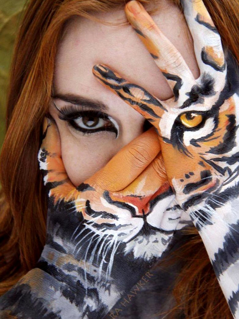 Девушка, руки на лице, рисунок тигра