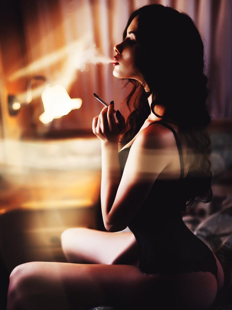 Сексуальная девушка, выпускающая дым