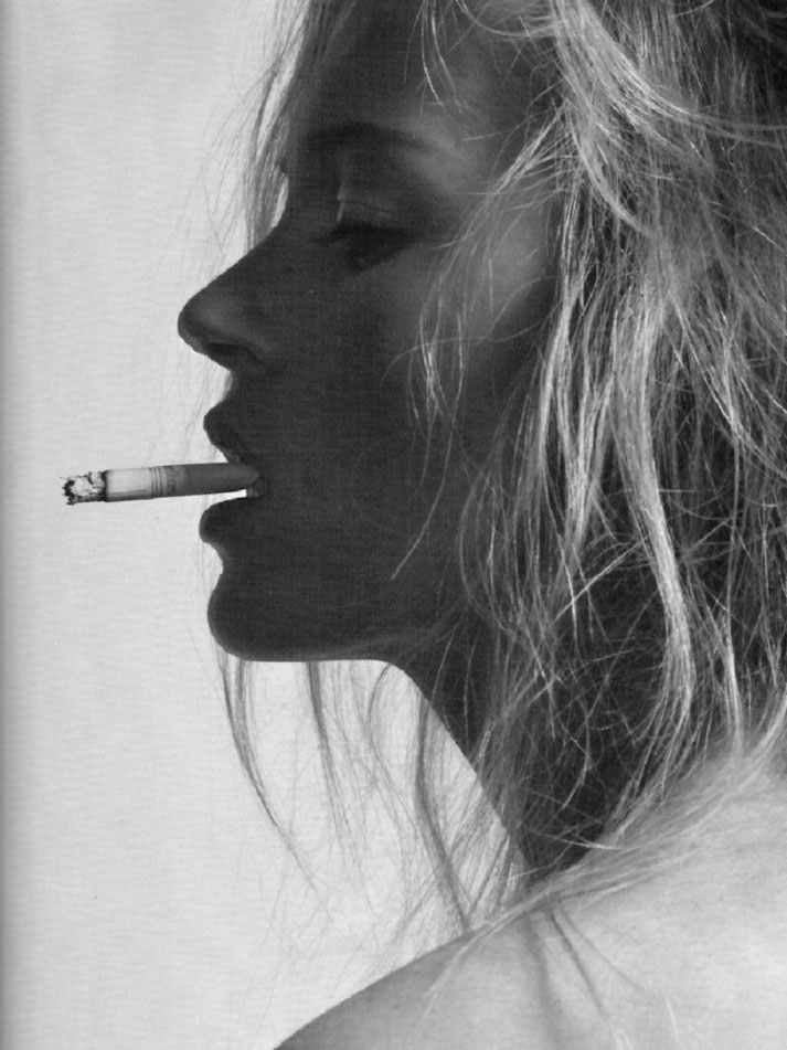 Женщина с сигаретой во рту