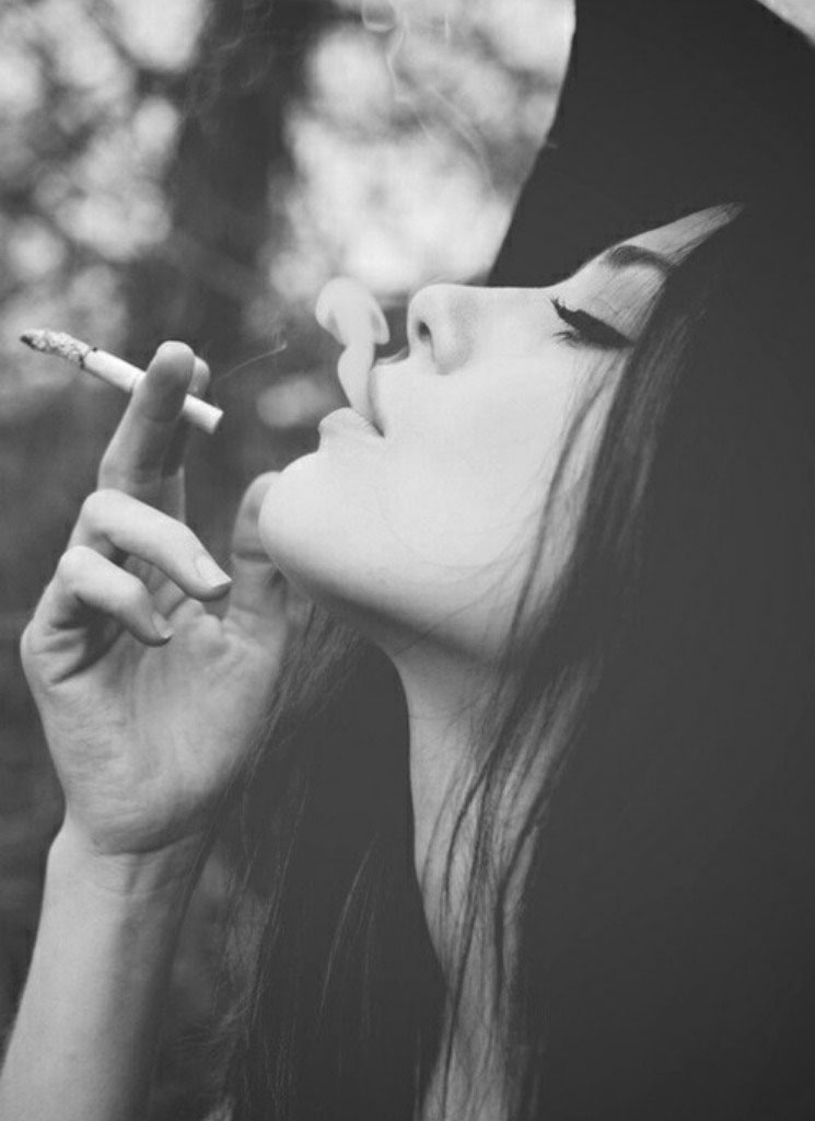 Девушка, пускающая дым