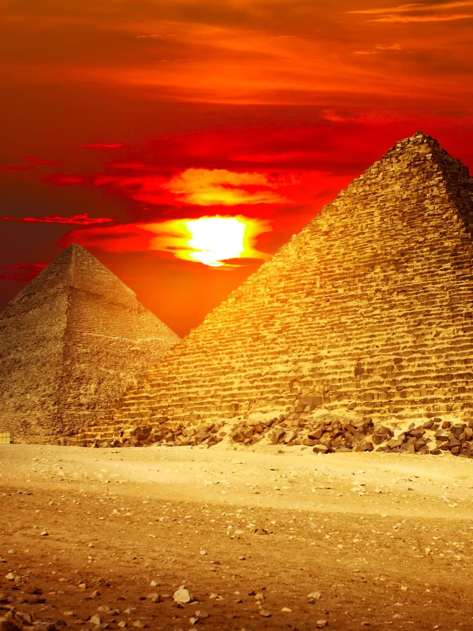 Закат между пирамидами