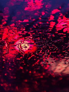 Мокрое стекло под красным фонарём