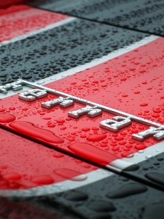Мокрый логотип Ferrari