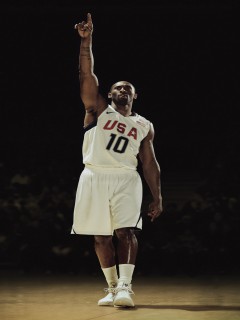 Баскетболист с поднятой рукой